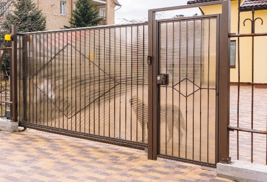 Купить ворота из профлиста с элементами ковки, с металлическими столбами в рамке или под дерево в Кузнецке от 154230 руб